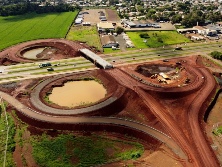 Obras da Perimetral Leste de Foz do Iguaçu alcançam 63% de execução em abril de 2025.