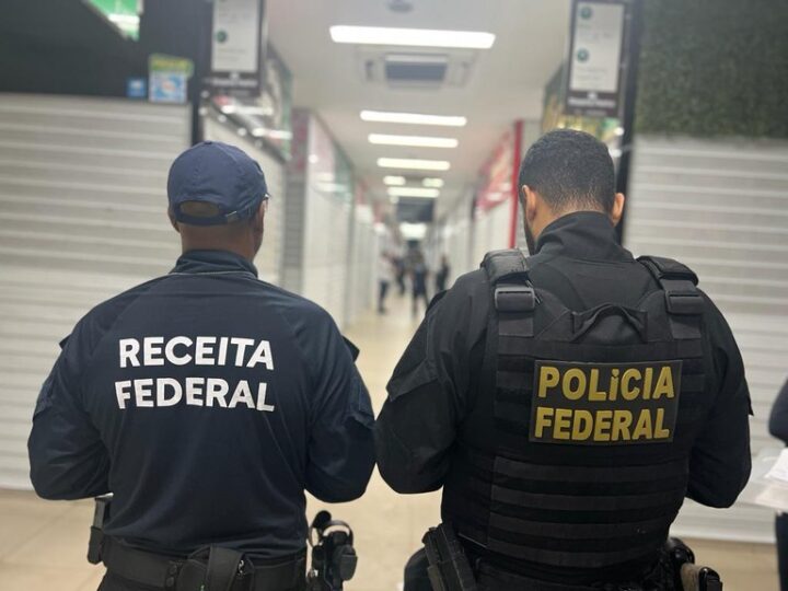 Uma operação conjunta da Polícia Federal e da Receita Federal, denominada Operação Sanguinis, foi deflagrada nesta quinta-feira, 15 de maio de 2025, com o objetivo de desarticular uma organização criminosa familiar envolvida em descaminho de eletrônicos na região de fronteira. A ação cumpriu mandados de busca e apreensão em Foz do Iguaçu, Cascavel (PR) e São José do Rio Preto (SP).(PORTAL MATO GROSSO)