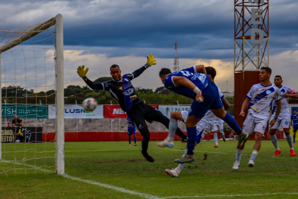 FOZ DO IGUAÇU FUTEBOL VENCE O NACIONAL PELO PARANENSE DA SEGUNDA DIVISAO E SOBE NA TABELA.