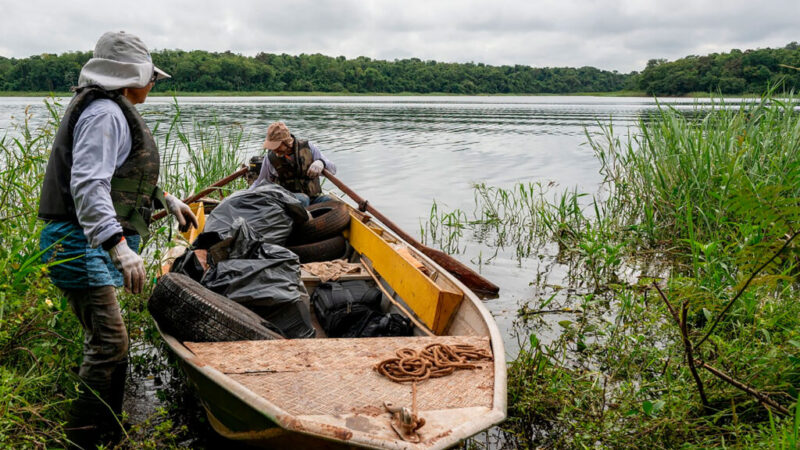 Itaipu Binacional juntamente com os pescadores, considerando ações comuns da entidade com associações pesqueiras e programas de sustentabilidade na região do Lago de Itaipu: