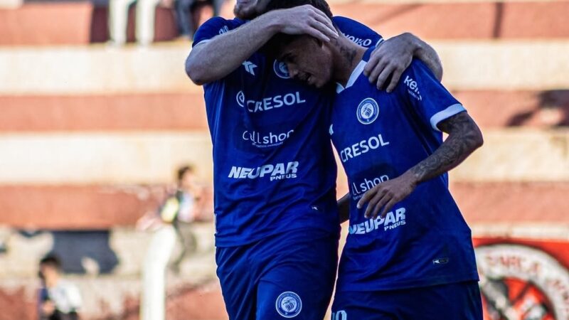 Foz do Iguaçu FC vence fora de casa e sai na frente nas quartas da Segundona Sanepar!O Foz do Iguaçu Futebol Clube mostrou força e personalidade ao vencer o Batel por 1 a 0 neste domingo (15), em Guarapuava, pelo jogo de ida das quartas de final da Segundona Sanepar 2025.Em uma partida de muita entrega e domínio azul, o Azulão da Fronteira soube controlar o jogo fora de casa e garantiu a vantagem com um placar importante na briga pelo acesso.Agora, é hora de decidir a vaga em casa, diante da nossa torcida!📆 Domingo – 22/06🕒 15h30📍 Estádio do ABC – Foz do IguaçuVamos juntos empurrar o Azulão rumo à semifinal!A sua presença nas arquibancadas faz a diferença.