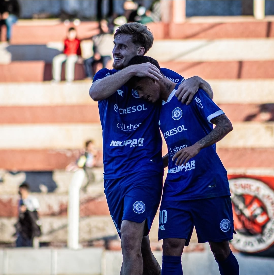 Foz do Iguaçu FC vence fora de casa e sai na frente nas quartas da Segundona Sanepar!O Foz do Iguaçu Futebol Clube mostrou força e personalidade ao vencer o Batel por 1 a 0 neste domingo (15), em Guarapuava, pelo jogo de ida das quartas de final da Segundona Sanepar 2025.Em uma partida de muita entrega e domínio azul, o Azulão da Fronteira soube controlar o jogo fora de casa e garantiu a vantagem com um placar importante na briga pelo acesso.Agora, é hora de decidir a vaga em casa, diante da nossa torcida!📆 Domingo – 22/06🕒 15h30📍 Estádio do ABC – Foz do IguaçuVamos juntos empurrar o Azulão rumo à semifinal!A sua presença nas arquibancadas faz a diferença.