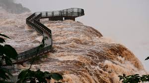 🌊 Cataratas do Iguaçu com vazão excepcional em 29 de junho de 2025Dados técnicos do sistemaAs Cataratas do Iguaçu formam um conjunto de 275 quedas ao longo de 2,7 km, com altura que varia entre 60 e 82 m – sendo a Garganta do Diabo a maior delas . Em épocas de chuva intensa, a vazão pode atingir até 12.750 m³/s (≈ 12,75 milhões de litros por segundo) entre dezembro e março . Portanto, o registro atual de 5,1 milhões L/s é significativo para um mês considerado historicamente mais seco.Dicas para visitaçãoO espetáculo visual está no auge, com quedas mais volumosas e fortes névoas, excelente para fotógrafos e amantes da natureza.O acesso está garantido: trilhas e passarelas abertas, inclusive na Garganta do Diabo — atenção apenas para usar calçados antiderrapantes.Caso tenha interesse em passeios de barco ou visitas guiadas, vale confirmar disponibilidade com antecedência, pois o volume elevado pode alterar a logística.Recomenda-se consultar os aplicativos oficiais do Parque Nacional ou Urbia Cataratas para atualizações de segurança em tempo real.ConclusãoEste dia — 29 de junho de 2025 — marca uma situação atípica e deslumbrante nas Cataratas do Iguaçu, com uma vazão três vezes superior ao normal, potencializando ainda mais a grandiosidade das quedas. Uma experiência única, mesmo no inverno, que ilustra como eventos climáticos intensos podem transformar paisagens consagradas.Referências:Dados de vazão (5,1 milhões L/s em 28/06 e previsão de queda para ~4 milhões L/s hoje) Média normal (1,5 milhões L/s) e funcionamento do parque Informações geográficas e comparativas das quedas.