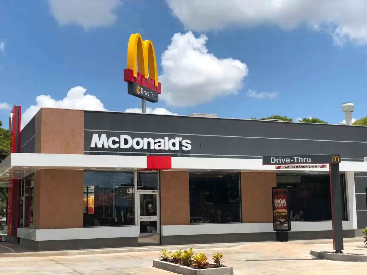 McDonald’s inaugura nova unidade na BR-277, ao lado do Rafain Palace Hotel