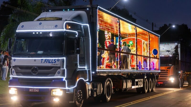 Desfile de Natal leva magia e encanto às ruas de Foz do Iguaçu nesta sexta (19) e sábado (20)