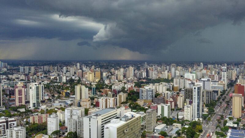 Após semana de calor intenso, 2026 chega com chuva e temperaturas mais amenas ao Paraná, diz Simepar