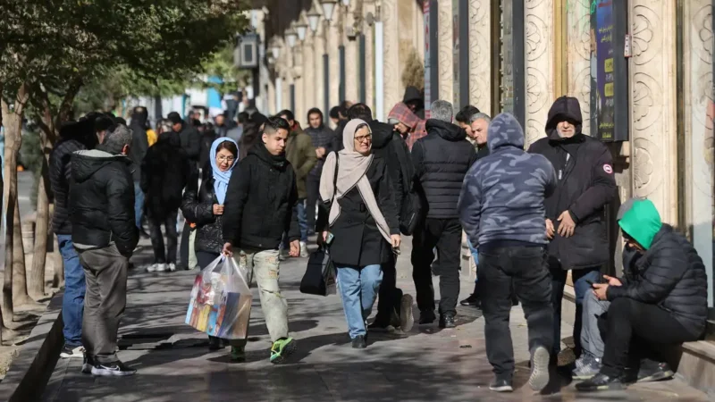 Trump anuncia tarifas de 25% a países que negociarem com Irã 