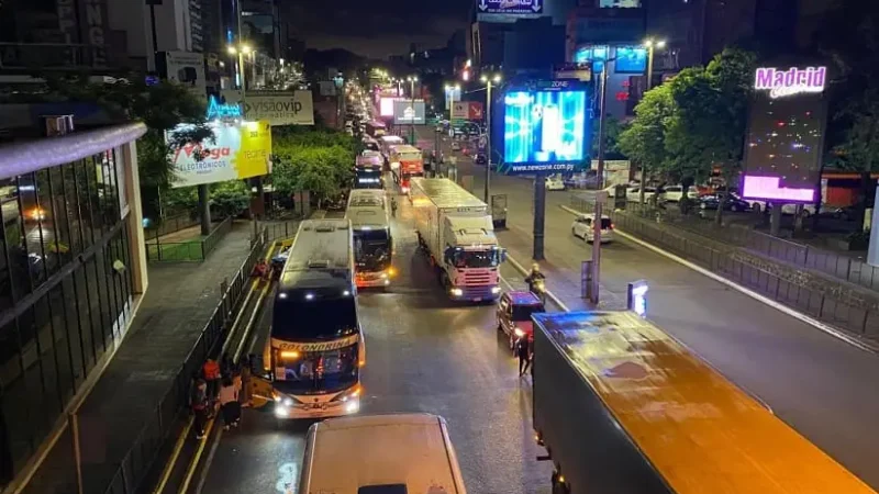 Ônibus de turismo deixam a Ponte da Amizade e passam para a Ponte da Integração