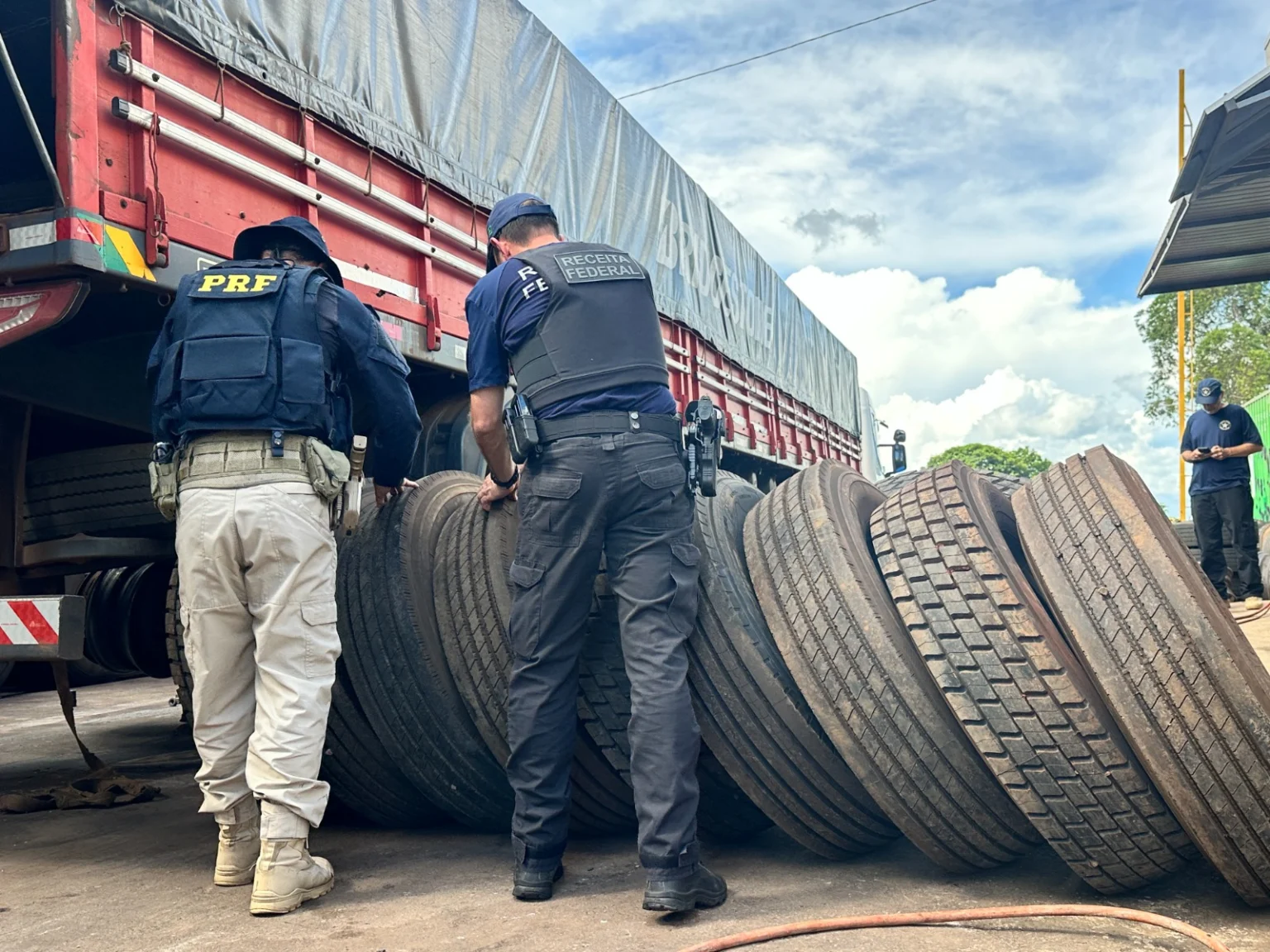 Borracharia funcionava como ponto de contrabando de pneus na BR-277; saiba como foi o flagrante