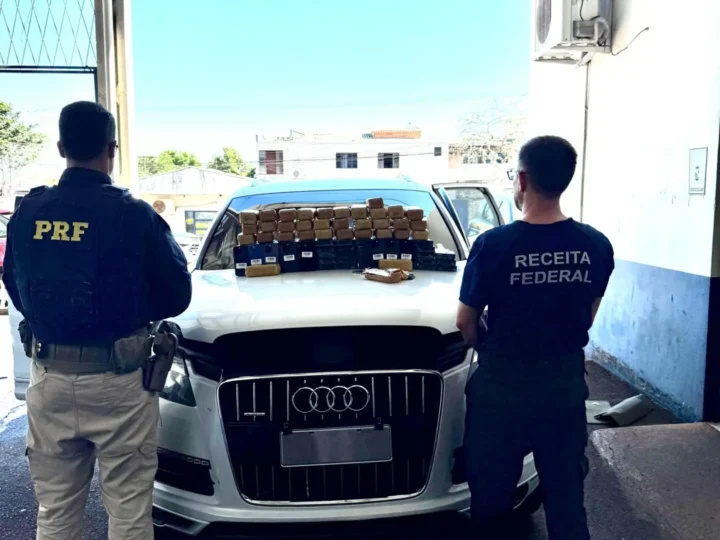 Audi de luxo vindo de Foz do Iguaçu é flagrado com 233 iPhones escondidos na BR-277