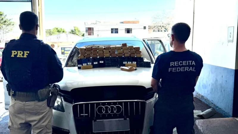 Audi de luxo vindo de Foz do Iguaçu é flagrado com 233 iPhones escondidos na BR-277