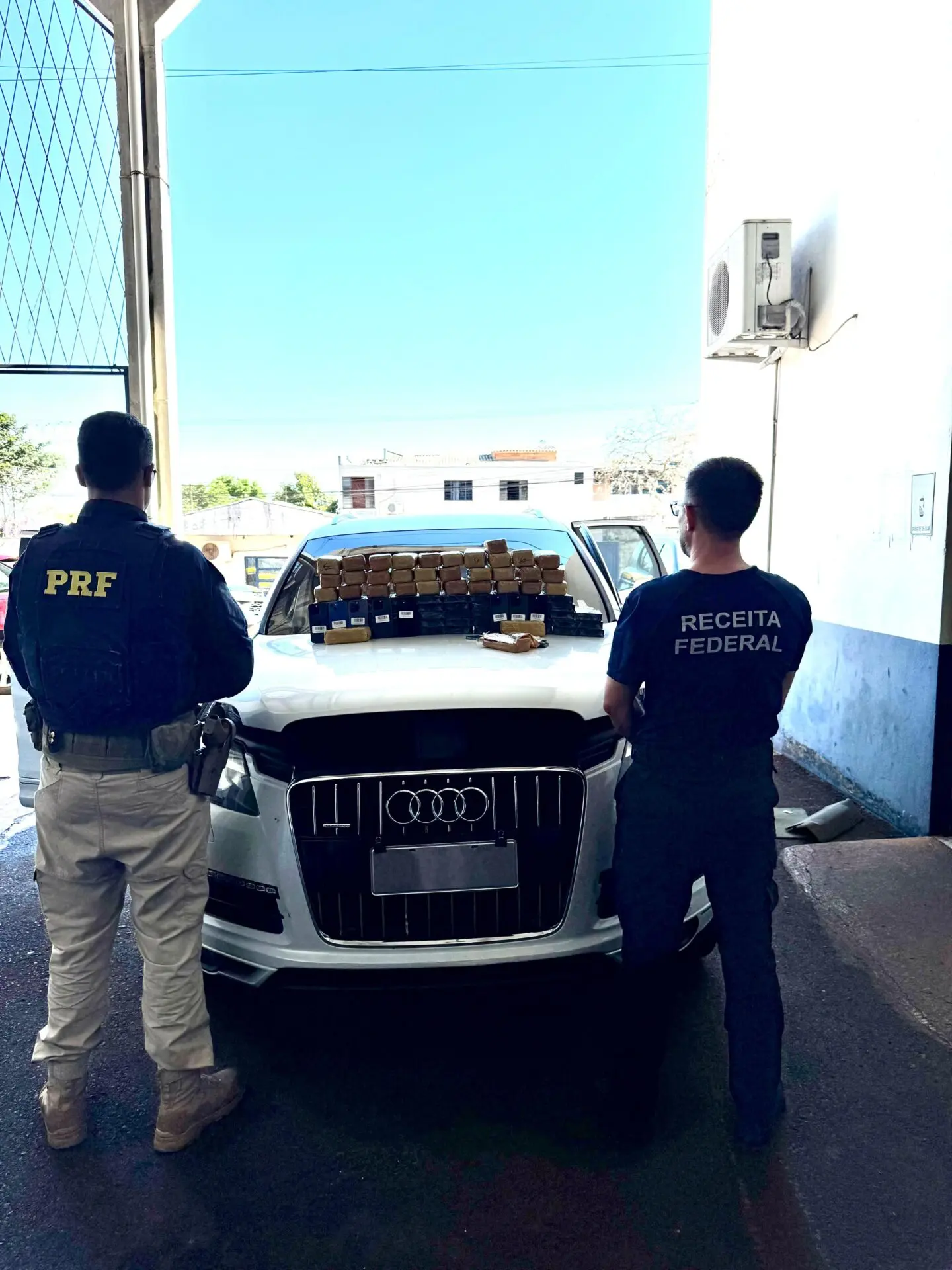 Audi de luxo vindo de Foz do Iguaçu é flagrado com 233 iPhones escondidos na BR-277