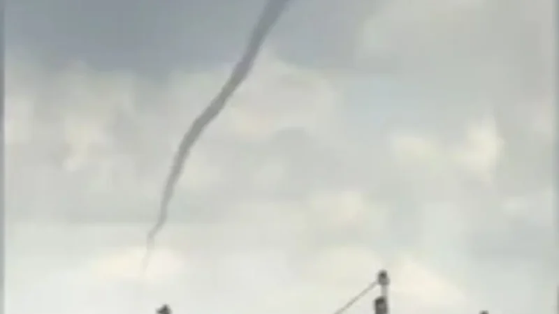 Moradores confundem nuvem funil com tornado e ficam em pânico no Paraná