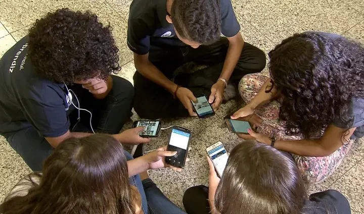 MEC fará pesquisa sobre impacto da restrição de celular nas escolas 