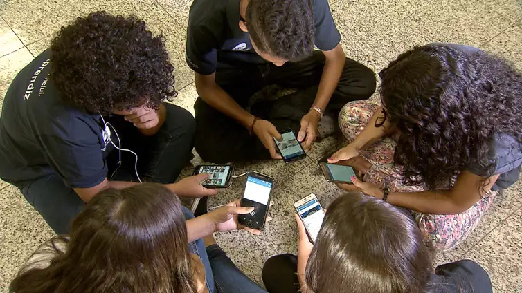 MEC fará pesquisa sobre impacto da restrição de celular nas escolas 