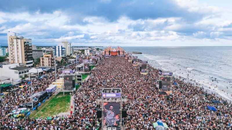 Gusttavo Lima faz show de 3 horas para multidão de 265 mil pessoas na praia de Matinhos