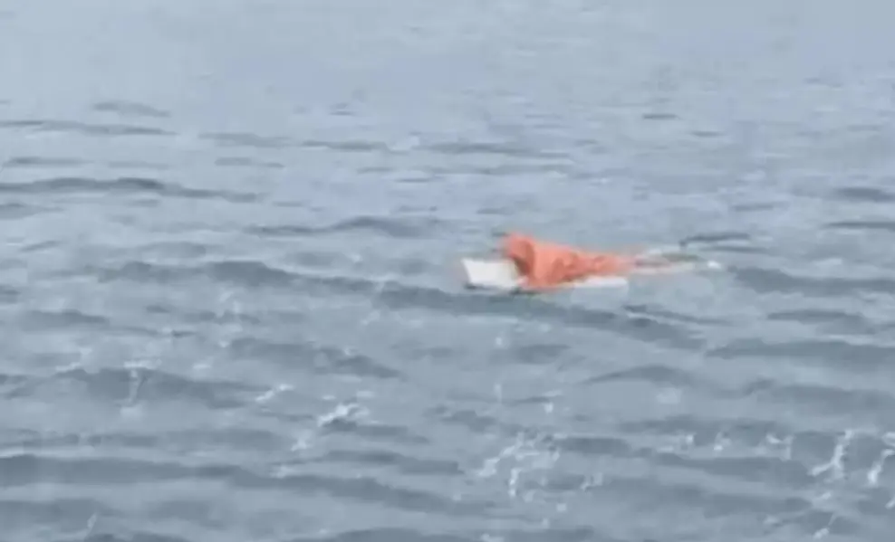 Homem agarrado a porta de geladeira é resgatado após naufrágio em SC