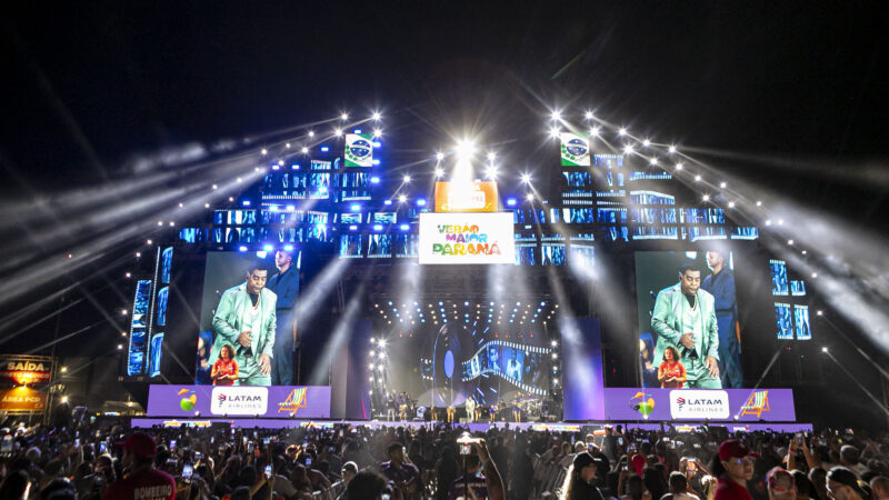 Raça Negra supera público de 2 anos atrás e canta para coral de 118 mil pessoas em Matinhos