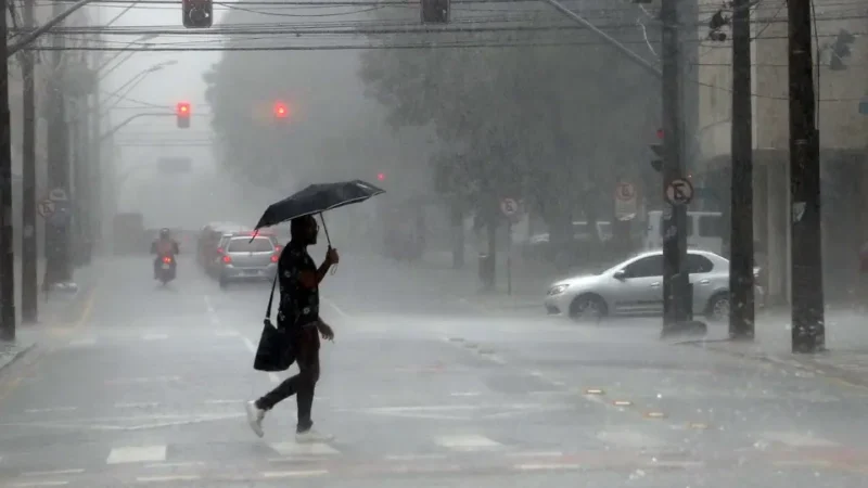 Primeiro dia do ano será marcado por temporais em todo o Paraná; confira a previsão