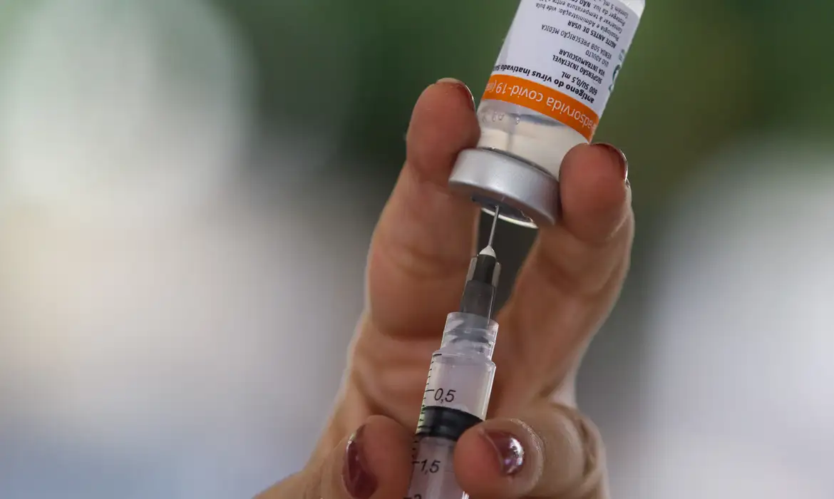 Há 5 anos, Brasil aplicava primeiras doses de vacina contra a covid-19 