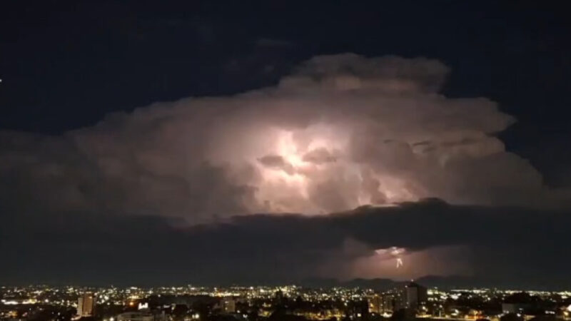 Temporais com muitos raios marcam o fim de semana; tempo firme avança no Paraná