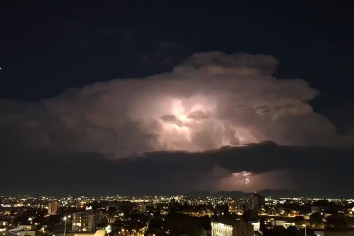 Temporais com muitos raios marcam o fim de semana; tempo firme avança no Paraná