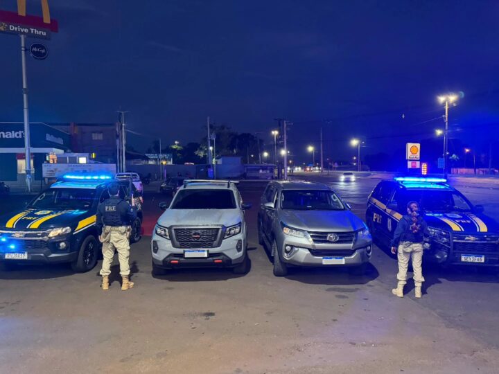 PRF apreende dois veículos furtados em um caminhão cegonha em Foz do Iguaçu