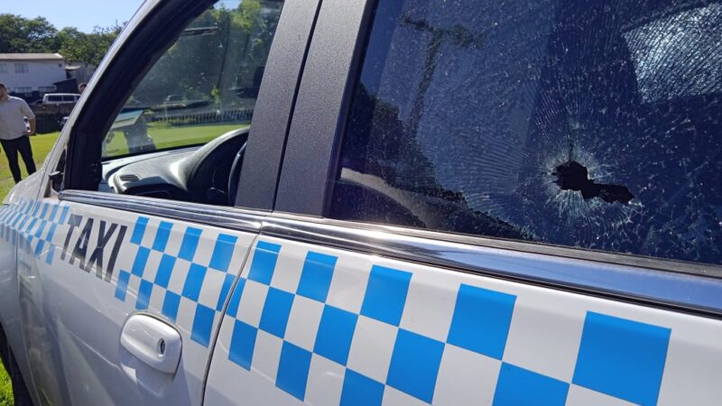 Assalto a tiros termina com táxi roubado na Avenida JK, em Foz do Iguaçu