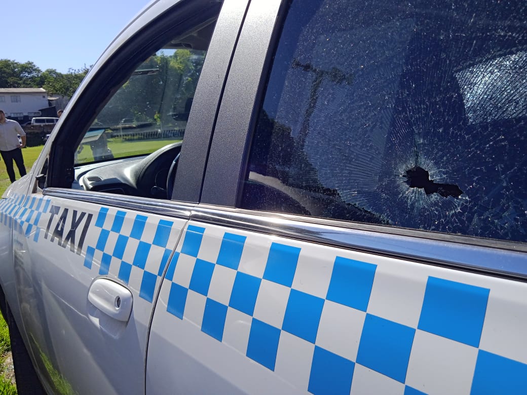 Assalto a tiros termina com táxi roubado na Avenida JK, em Foz do Iguaçu