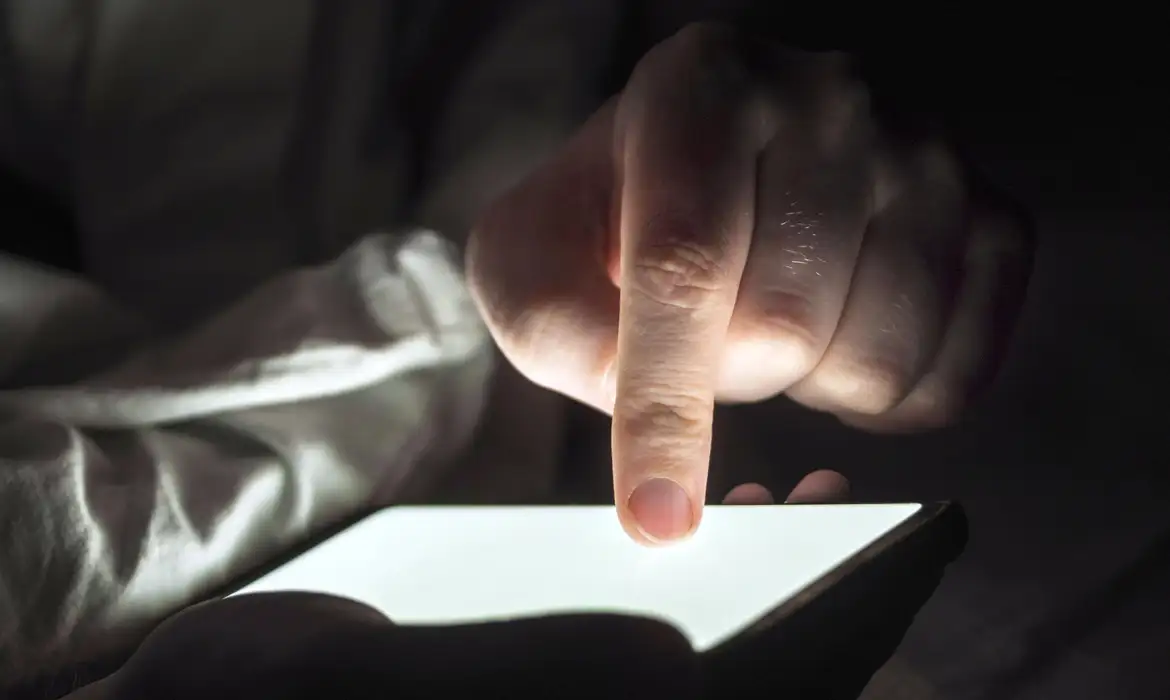 Conteúdos falsos criados com IA mais que triplicam entre 2024 e 2025 