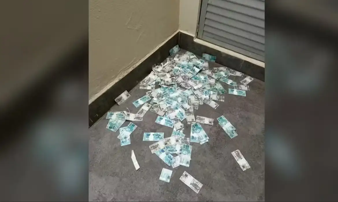 Suspeito joga mala com dinheiro pela janela durante operação da PF em SC