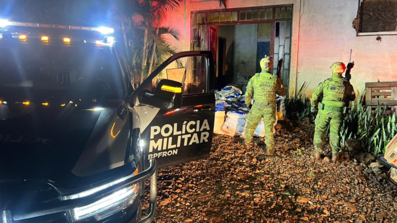 PCPR e PMPR apreendem quase 900 quilos de maconha e arsenal em depósito rural no Oeste do Estado