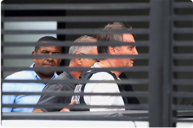 Bolsonaro deixa hospital e vai para casa