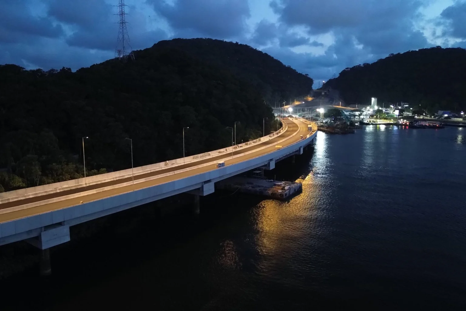 Iluminação da Ponte de Guaratuba é testada e obra avança rápido