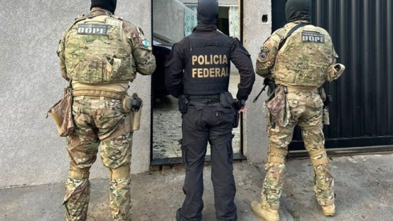 Operação nacional contra facções cumpre mandados e prisões em Foz do Iguaçu e região