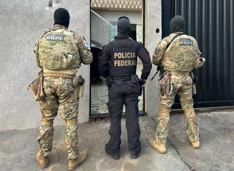 Operação nacional contra facções cumpre mandados e prisões em Foz do Iguaçu e região